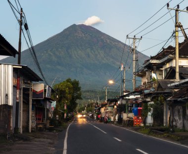 Öğleden sonra Amed, Karangasem, Bali, Endonezya 'da Agung volkanı manzaralı bir yola çıkıyor.