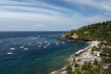 Beyaz kumsal, mavi gökyüzü ve Amed 'deki Kusambi Körfezi' nde turkuaz su, Bali kıyılarında Karangasem.
