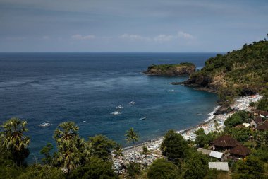 Beyaz kumsal, mavi gökyüzü ve Amed 'deki Kusambi Körfezi' nde turkuaz su, Bali kıyılarında Karangasem.
