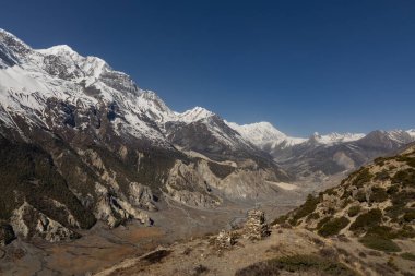 Himalaya dağları, vadi ve Annapurna 'nın karlı zirvelerinde güneşli bir gün..