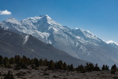 Himalaya dağları, vadi ve Annapurna 'nın karlı zirvelerinde güneşli bir gün..
