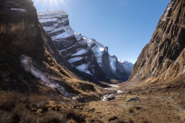 Annapurna Koruma Alanı 'ndaki Himalaya dağları karla kaplı ana kamp yürüyüşü, Nepal