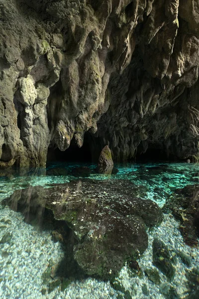 Goa Hawang mağarası ve Tual, Kei adalarındaki turkuaz su havuzu, Maluku, Endonezya