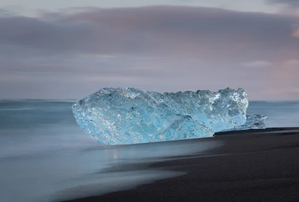 Buz yığını, güney İzlanda kıyısındaki Elmas Sahili olarak da bilinen kara kumsalda kıyıya vurdu.