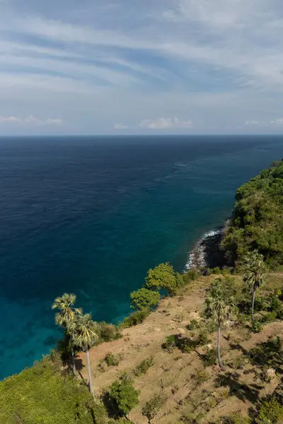 Bali, Karangasem 'de kıyı şeridi ve turkuaz su körfezi. Yüksek açı görünümü.