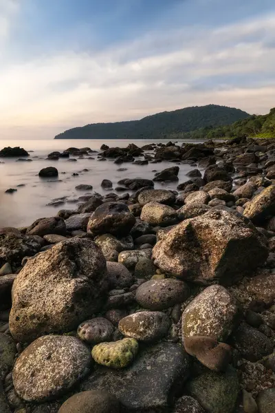 Güneş batarken, Sumatra, Endonezya 'nın sıcak renkleri sırasında Weh Adası' ndaki Gizli Plaj 'ın Rocky sahili..