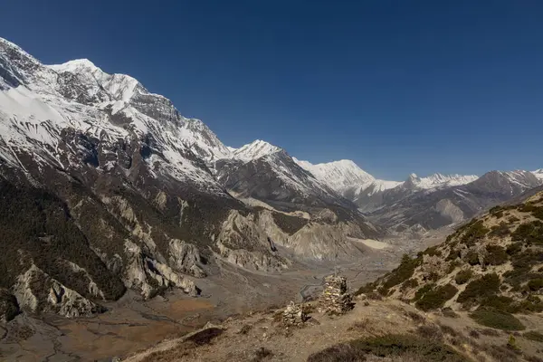 Himalaya dağları, vadi ve Annapurna 'nın karlı zirvelerinde güneşli bir gün..