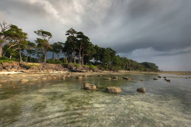 Hindistan 'ın Andaman ve Nicobar takımadalarındaki Lakshamnpur sahillerindeki tropikal Shaheed Dweep veya Neil adalarında yoğun bulutlar ve alçak gelgitler.