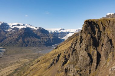 Güney İzlanda 'daki Skaftafell Ulusal Parkı' nın manzarası ve engebeli arazisi