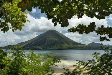 Endonezya, Maluku 'daki Bandaneira takımadalarındaki Banda adalarındaki manzara volkanı.