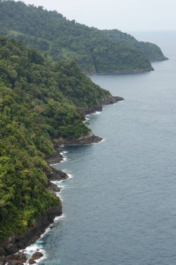 Sumatra Adası, Aceh Bölgesi 'nin vahşi, manzaralı, engebeli tropikal yağmur ormanlarının hava fotoğrafı.