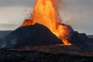 Volkanik patlama ve lav akışı Fagradalsfjall, Geldingadalir, Reykjanes Yarımadası, İzlanda 'da
