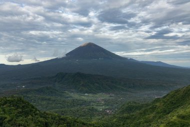 Manzaralı Agung volkanı manzarası, Bali adasının Karangasem bölgesindeki ünlü Lahangan Tatlı Bakış açısıyla gözlemlendi.