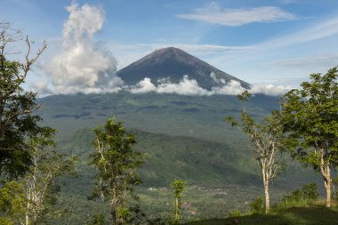 Manzaralı Agung volkanı manzarası, Bali adasının Karangasem bölgesindeki ünlü Lahangan Tatlı Bakış açısıyla gözlemlendi.