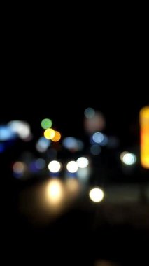 Bokeh gece trafiğinin video geçmişi, gece bulanık köy yolu