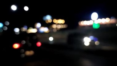 Bokeh gece trafiğinin video geçmişi, gece bulanık köy yolu