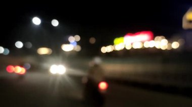 Bokeh gece trafiğinin video geçmişi, gece bulanık köy yolu