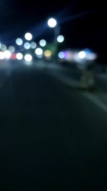 Bokeh gece trafiğinin video geçmişi, gece bulanık köy yolu