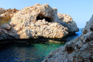 Akdeniz yakınlarındaki Rocky mağaraları - Kıbrıs adasındaki Cavo Greko Milli Parkı.