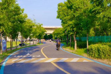 İki köprü Yeouido Hangang Parkı 'nı üçe böldü. Her birinin kendine has özellikleri var..