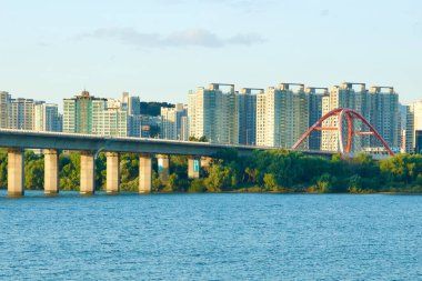 Seogang Köprüsü, Güney Kore, Seul 'deki Yeouido' dan Han Nehri ve Bamseom Adası 'nı geçer..