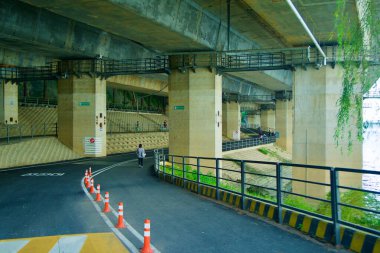 Güney Kore, Seul 'deki Banpo Hangang Parkı' ndaki Olympic Bulvarı 'nın altındaki bisiklet yollarının resmi..