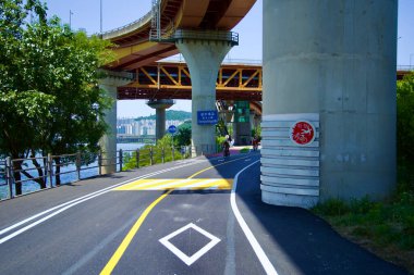 Seul 'deki Ttukseom Hangang Parkı kilometrelerce süren bisiklet ve yürüyüş yollarıyla ferahlatıcı bir şehir kaçışı sunuyor. Huzurlu Han Nehri 'nin yanında uzanan bu yollar, mükemmel bir eğlence ve manzaralı güzellik karışımı sunuyor.