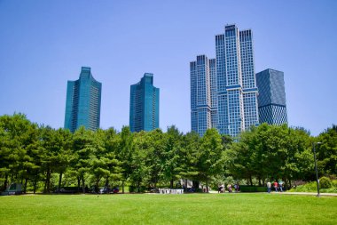 Doğal güzellik ve sanatsal ifadenin canlı bir karışımı olan Seul Ormanı Seul 'ün kalbinde yeşil bir vaha olarak duruyor. Yansıtıcı göletler ve vahşi yaşamdan ilginç heykellere ve tarihi yankılara kadar bu şehir parkı huzurlu bir kaçış sunuyor.