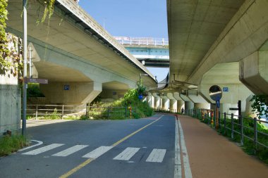 Seul 'deki Ttukseom Hangang Parkı' nın doğu ucunda geniş Gangbyeon Otoyolu 'nun altında eşsiz bir bisiklet yolu uzanıyor. Bu rota şehrin farklı bir perspektifini sunar, burada kentsel altyapı ve eğlence alanları h içinde bir arada bulunur