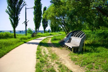 Hangang Sanat Parkı içinde kirli bir yol boyunca uzanan 'Playscape' sergisi, ahşap gemi inşa teknikleriyle inşa edilmiş tezgahları sergiliyor..