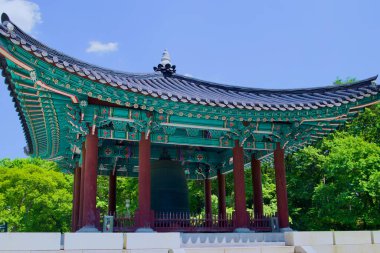 Kore Ulusal Müzesi 'nin etrafındaki parkta tarihi bir çanın bulunduğu geleneksel bir pavyon, Kore' nin zengin kültürel geçmişine bir bakış sunuyor..