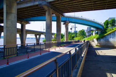 Wonhyo Köprüsü 'nün altında, üzerinde büyüleyici bir girdap ve altında daha küçük bir köprü bulunan, eşsiz bir şehir bisiklet deneyimi yaratan, kendini adamış bir bisiklet yolu örüyor..