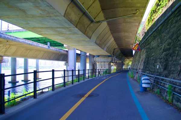 Denna Unika Cykelväg Inbäddad Lågt Hängande Motorväg Kramar Tegelvägg Och — Stockfoto