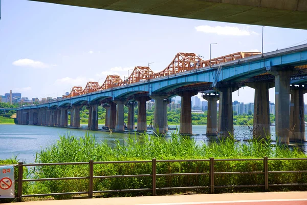 Zpod Dálnice Gangbyeon Vyčnívá Most Dongho Oranžovými Pruty Elegantně Klenoucí — Stock fotografie