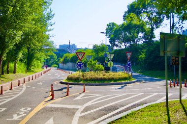 Seul, Güney Kore - 2 Haziran 2023: Jamsil Demiryolu Köprüsü yakınlarında, merkezinde belirgin dairesel bir medyan bulunan, karmaşık çizgiler ve tabelalar içeren, eşsiz bir bisiklet kavşağı.