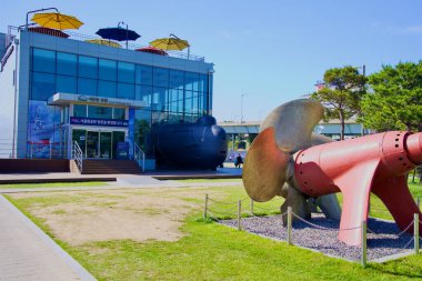 Seul, Güney Kore - 3 Haziran 2023: Seul Battleship Park 'ın ana müze binasının çarpıcı bir görüntüsü, ön planda bir pervaneyle ön planda, Yunus sınıfı bir denizaltının ön cephesi yer alıyor..