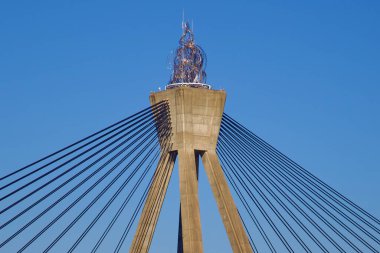 Seul, Güney Kore - 2 Haziran 2023 Olimpiyat Köprüsü 'nün orta kulesinin dış tarafa yayılan gümüş alevler ve kablolarla detaylı bir görüntüsü.