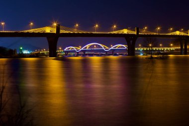 Dal Stream ve Güney Han Nehri 'nin kesişiminde, Güney Kore - 20 Şubat 2020: Gece Vakti aydınlatılmış Ureuk Köprüsü ve akan Tangeum Köprüsü ışıklarını gözler önüne serer..