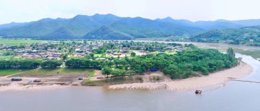 Andong Şehri, Güney Kore - 1 Ağustos 2021 Buyongdae Uçurumundan geniş açılı bir panorama, Andong Hahoe Halk Köyü 'nün ve Nakdong Nehri' nin daha geniş bir at nalı kıvrımının geniş açısını yakalıyor.