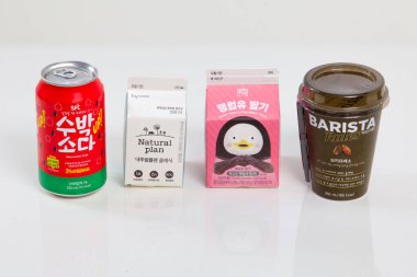 Ulsan, Güney Kore - 6 Mart 2020: Dört popüler market karpuz sodası, küçük bir karton süt, çilekli süt ve beyaz arka planda sergilenen şişe kahve içiyor.