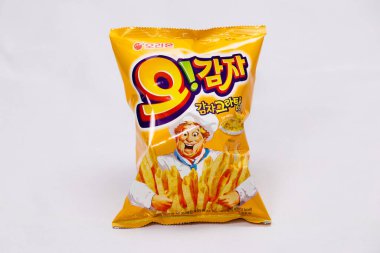 Ulsan, Güney Kore - 14 Ocak 2024: O! Karto patates cipsi açılmamış, tuzlu, çıtır çıtır patatesleriyle bilinen içi boş patates cipsine benzeyen, popüler bir atıştırma seçimi olarak beyaz arka planda sergilenen.