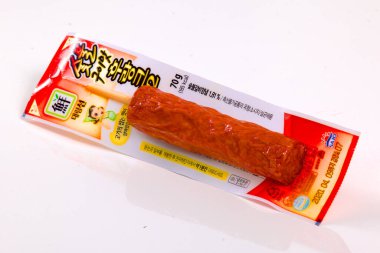 Ulsan, Güney Kore - 6 Mart 2020: Lezzetli bir sıcak bar, ızgara galbi aromalı et, düzgün paketlenmiş, bir marketten lezzetli bir atıştırma seçeneği sunuyor, beyaz bir arka plana karşı..