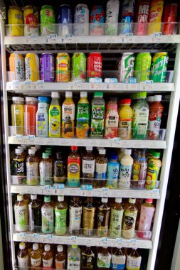 Ulsan, Güney Kore - 3 Mart 2020: Üstünde Gatorade, Sprite, Tropicana, üzüm suyu ve karpuz suyu içeren bir dizi meyve ve çay içeceği bulunan bir market soğutucusundaki çay bölümü.