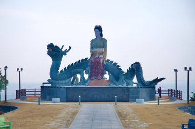 Samcheok City, Güney Kore - 28 Aralık 2023: Aşağıdaki Bayan Suro heykeli Lady Suro Anıt Parkı 'nda büyük ölçekli bir ziyaretçiyle bir patikadan izleniyor.