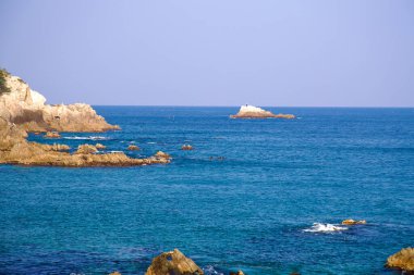 Samcheok Şehri, Güney Kore - 28 Aralık 2023: Haesindang Park 'taki Doğu Denizi' nin engebeli ve kayalık kıyı şeridi, genç kızın uzak mesafeden gözden kaybolduğu tarihi çıkıntı..