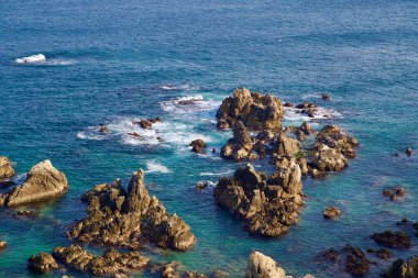 Samcheok Şehri, Güney Kore - 28 Aralık 2023 Haesindang Parkı 'nın yanında dalgaların Doğu Denizi' nin sığ sularında kayalara çarptığı engebeli bir kıyı kayalığı..