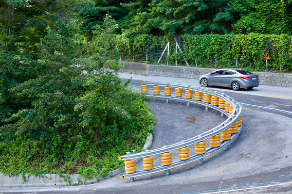 Gangneung Şehri, Güney Kore - 29 Temmuz 2019: Simgok Limanı ve Jeongdongjin arasında keskin virajlarda ve dik yamaçlarda gezinen, kıyı bölgesinin engebeli arazisini gözler önüne seren zorlu bir sarp yol dönüşümü.