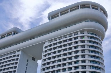 Gangneung Şehri, Güney Kore - 29 Temmuz 2019 Skybay Hotel Gyeongpo 'nun en üst bölümü, açık mavi gökyüzüne karşı beyaz cephe, belirgin boşluk ve kıvrımlı çizgiler sergiliyor..