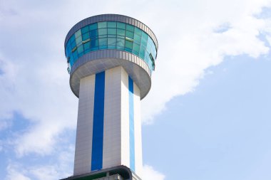 Donghae Şehri, Güney Kore - 28 Temmuz 2019: Mukho Liman Gözlemevi, yüksek bir binanın tepesine tünemiş, Mukho Limanı ve hareketli faaliyetlerinin nefes kesici panoramik manzarasını sunmaktadır. Birincil konumu ve serbest girişine rağmen, Don 'un bir parçası olmaya devam ediyor.