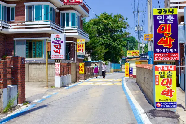 2019年7月30日 韩国戈松县 一条古朴的公路蜿蜒穿过巴南村 以蓝色线标示自行车道 旁边是米巴住宿和餐馆 两个人在这平静的路上悠闲自在地走着 — 图库照片